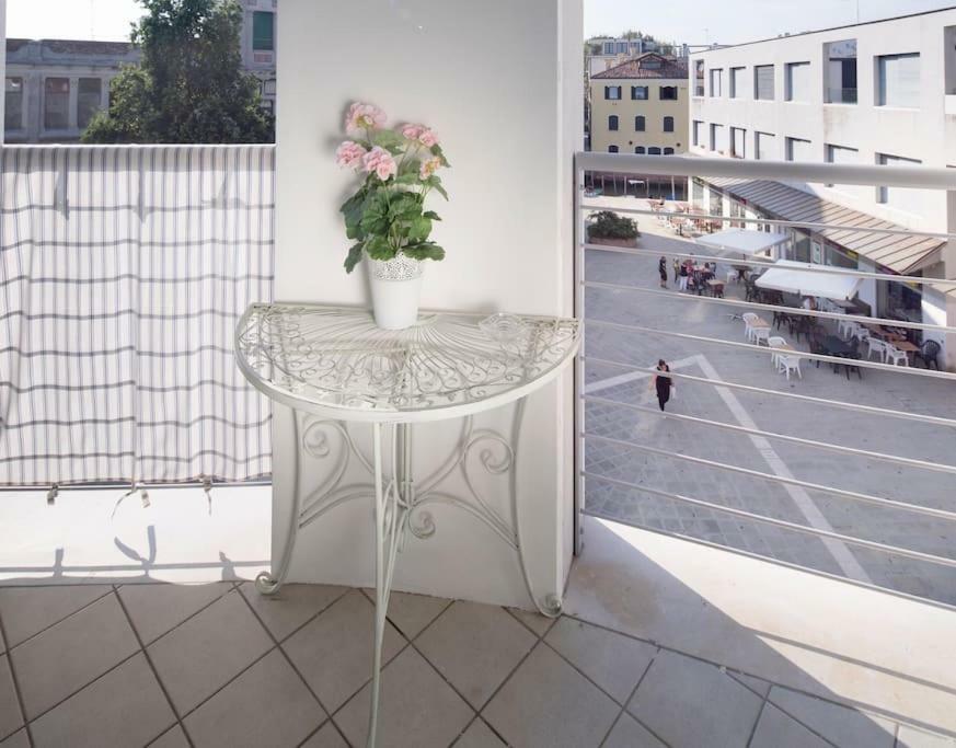 Modern Sunny Apartment In Residental Area Venedig Exterior foto